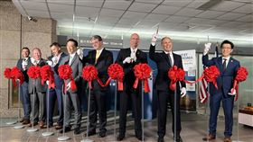 美國西維吉尼亞州駐台辦事處舉行開幕儀式美國西維吉尼亞州駐台辦事處27日舉行剪綵開幕儀式，多名該州政要特別來台參加。中央社記者黃雅詩攝  112年4月27日