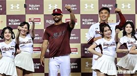 ▲樂天桃猿先發投手雷法賽後和一壘手朱育賢一起跳舞。（圖／記者劉彥池攝影）