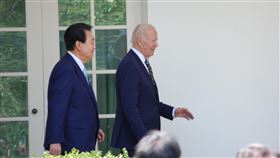 美韓華盛頓宣言 美國核潛艦逾40年來將首度部署南韓美國總統拜登（右）與南韓總統尹錫悅（左）美東時間26日在白宮宣布華盛頓宣言，以嚇阻北韓的侵略。美國承諾將在南韓部署美國核潛艦，這將是自1980年代初以來首次採取這項措施。中央社記者江今葉華盛頓攝  112年4月27日