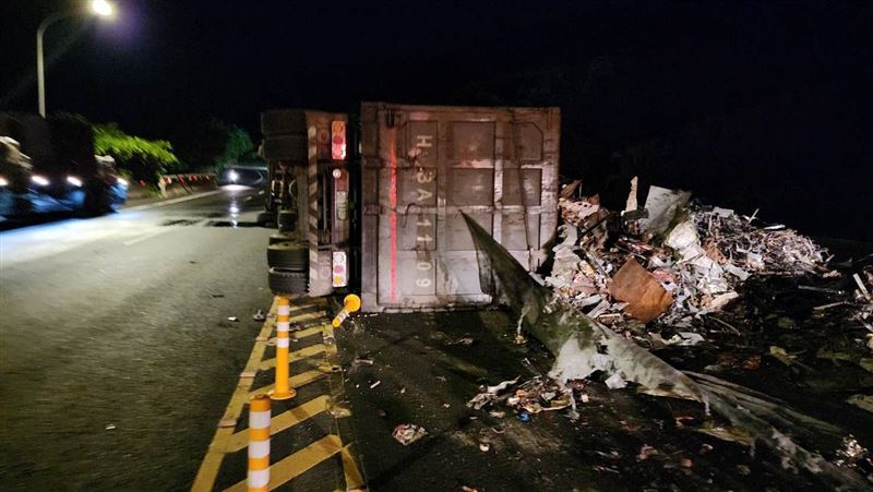 濱海公路深夜傳曳引車翻覆！駕駛受傷送醫