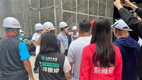 竹北某建案周邊道路又塌陷  檢察官會同縣府勘查新竹縣竹北市莊敬六街27日驚現「天坑」，疑與一旁施工中建案相關，因工地周邊道路已有多次路面塌陷紀錄，新竹地檢署檢察官會同縣府工務處等相關單位人員前往會勘。（新竹縣議員蔡蕥鍹提供）中央社記者管瑞平傳真  112年4月27日