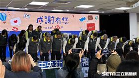 指揮中心團隊向民眾鞠躬，感謝全民配合。（圖／記者簡浩正攝影）