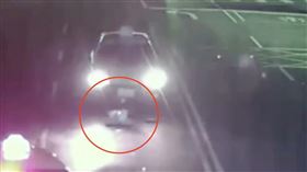 三重男「醉倒路中央」小黃路過撞上卡車底