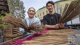 雲林北港的杏美製香創立逾60年，從廟口賣束香起家，現由二代李招政（左）與兒子李健滐（右）一起經營。