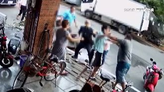 只因盆栽擋道　鄰居反目互毆還潑漆