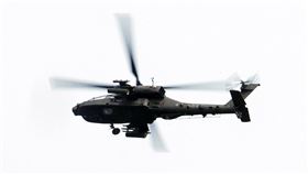 國軍漢光38號演習「聯合反登陸作戰」，陸航AH-64E阿帕契攻擊直升機實施對地攻擊。（圖/記者邱榮吉攝影）