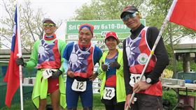 紐約超馬10天賽 台灣4名跑者賽後合影台灣跑者魏嘉鴻（右起）、蔡文雅、鍾運華及王萬仁27日完成在紐約皇后區法拉盛草原可樂娜公園舉行的10天超級馬拉松賽，在成績板前合影。中央社記者尹俊傑紐約攝  112年4月28日