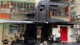 槽車故障「瀝青狂噴」！工人慘淋整身全黑