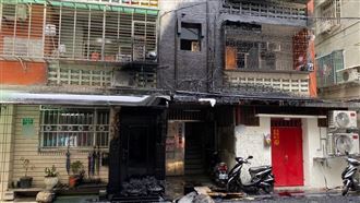 槽車故障「瀝青狂噴」！工人慘淋整身全黑