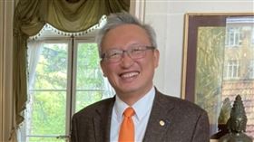 美國駐法使館首次邀請駐法代表吳志中會面美國代理駐法國大使阿傑勒4月30日邀請駐法代表吳志中（右）赴官邸午餐敘，此為1979年台美斷交以來，美國駐法使館邀請台灣駐使進入官邸交流的首例。（駐法代表處提供）中央社記者曾婷瑄巴黎傳真  110年5月1日