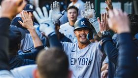 ▲托瑞斯（Gleyber Torres）和隊友「背靠背開轟」。（圖／翻攝自洋基推特）
