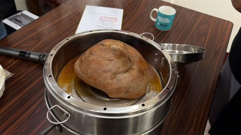 團購買「紅燒蹄膀」是酸的！一查過期10年