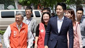 陳建仁視察捷運環狀線東環段（1）行政院長陳建仁（前左）、台北市長蔣萬安（前右）28日前往台北市松山區視察捷運環狀線東環段，了解相關規劃情形。中央社記者張皓安攝  112年4月28日