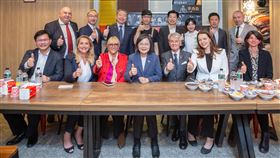 0428蔡英文陪同法國參議院副議長暨友台小組主席李察（Alain Richard）訪團體驗台灣小吃（圖／總統府提供）