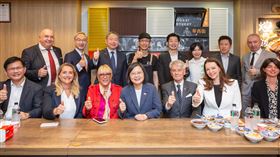 0428蔡英文陪同法國參議院副議長暨友台小組主席李察（Alain Richard）訪團體驗台灣小吃（圖／總統府提供）