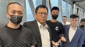 土城槍擊案主嫌竹聯幫弘仁會「鯨魚」林姓組長、杜姓男子落網，刑事局國際科赴馬來西亞將人押返台。（圖／翻攝畫面）