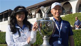 LPGA洛杉磯錦標賽全新獎盃亮相新加入美國女子職業高爾夫巡迴賽（LPGA）的JM Eagle洛杉磯錦標賽由台裔富商王文祥（右）與妻子王范文華（左）贊助，兩人為賽事全新打造的獎盃開箱。中央社記者林宏翰洛杉磯攝  112年4月28日