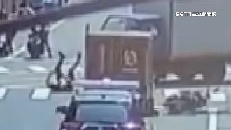 警處理交通事故　竟遭轉彎貨車撞倒在地！