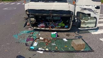 大貨車闖紅燈撞小貨車！氮氣鋼瓶噴飛外洩