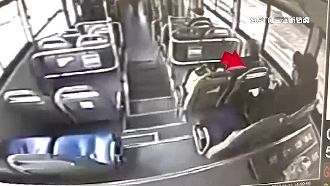 獨／毒犯搭公車掉毒包　運將報案助警逮人