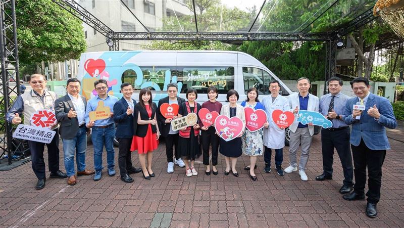 愛無界無遠弗屆　「數位牙科巡迴車」啟航