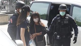 城中城大火  重要關係人黃女送檢複訊（2）高雄城中城大樓火災追查肇因，檢警在一樓茶具行後方小套房內找到燒焦香爐，並帶回曾入內喝酒的郭姓男子、黃姓女子（右2），兩人15日上午被警方送至雄檢複訊，黃女面容憔悴，不發一語。中央社記者董俊志攝  110年10月15日