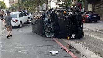 22歲男駕千萬賓士G63遭撞　空中翻一圈半