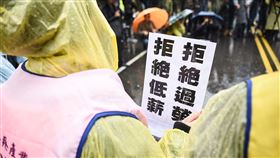 反對勞基法修正草案，修惡，勞工團體冒雨於立法院外抗議。 圖／記者林敬旻攝