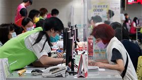 首日臨櫃報稅 現場緊守防疫規範（2）疫情期間報稅季開跑，3日稽徵所架設隔板防疫，臨櫃報稅民眾緊戴口罩，小心防範疫情。中央社實習記者周怡楨攝 110年5月3日