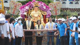 總統出席台北母娘文化季保民遶境嘉年華起駕儀式總統蔡英文（中）、內政部長林右昌（中左）、台北市長蔣萬安（中右）等人29日出席「2023台北母娘文化季保民遶境嘉年華起駕儀式」，蔡總統擔任主祭禮官，並與林右昌、蔣萬安共同扶鑾起轎。中央社記者張新偉攝  112年4月29日