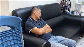 土城在專案小組的努力下，於案發後10日宣告破案，幹員們累癱利用空檔趴睡小憩的畫面也曝光。（圖／翻攝畫面）