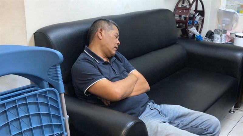 幾乎沒闔眼　土城槍擊案英雄累癱畫面曝光
