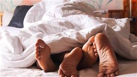 ▲台中一名人夫偷吃單親媽媽上摩鐵，還傻傻把摩鐵發票和刮鬍刀放在車上，被老婆抓包最後離婚。（示意圖／翻攝自Pixabay）