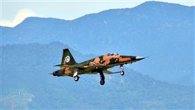 台東關山外環道擴建戰備跑道（1）為降低中共導彈威脅，依恃山脈天然屏障，國防部規畫在關山外環道工程擴建為戰備跑道，除可增進東部地區交通功能，在國防上也能疏解空軍佳山、志航基地在戰力保存時的壓力，分散遭共軍攻擊風險。圖為F-5戰機進入志航基地。中央社記者盧太城台東攝  112年4月29日