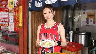 炒飯妹新身份曝光　化身超萌女警嗨翻