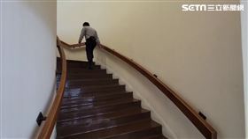 女網友在桃園機場登機口被外籍男子強吻。（圖／翻攝畫面）