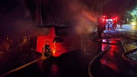 火燒車,金山,夜遊,電線桿,自撞,