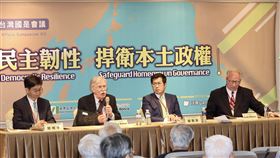 波頓出席海內外台灣國是會議（1）美國前白宮國安顧問波頓（John Bolton）（左2）29日上午出席「海內外台灣國是會議」，與民進黨立委羅致政（右2）、台灣人公共事務會執行長昆布勞（Coen Blaauw）（右1）對談，主題為「極權與民主之決戰」。中央社記者張皓安攝  112年4月29日