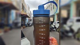 男網友認為飲料容量與自己的水壺刻度並不相符。（圖／翻攝自《爆怨公社》）