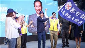 郭台銘巡迴座談台北場　支持者相挺（1）鴻海集團創辦人郭台銘（中）積極爭取國民黨提名參選總統，近期舉辦座談活動與民眾分享理念，29日下午舉行台北場次，郭台銘會後與支持者合影並揮舞旗幟。中央社記者吳家昇攝  112年4月29日