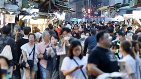 疫情時代終結 民眾逛夜市（1）隨著中央流行疫情指揮中心持續鬆綁各項防疫措施，台北市南機場夜市不到週末就出現人潮，民眾放鬆心情，享受美食。中央社記者張皓安攝 112年4月27日