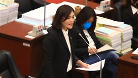 李眉蓁總質詢批延續工程且居功國民黨高雄市議員李眉蓁（左）3日在總質詢指出，市長陳其邁上任後包括捷運黃線及橋頭科學園區案都是過去中央已核定等延續性工程，前市府已在做，批評市府會宣傳居功。中央社記者王淑芬攝  109年12月3日