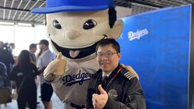 星宇航空董事長張國煒受訪星宇航空26日首航洛杉磯，董事長張國煒（前右）受訪時說，預計113年年中飛西雅圖，最快114年將開航紐約。中央社記者余曉涵攝  112年4月26日