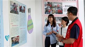 賈永婕（左起）、郁方一起到公益團體捐款。（圖／翻攝郁方臉書）