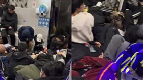 連假訂不到房間！陸客「集體睡公廁」畫面被瘋傳　小粉紅氣炸：真丟臉。（圖／翻攝自微博）