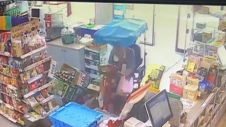 阿北代步車闖超商　誇張畫面曝！店員傻眼