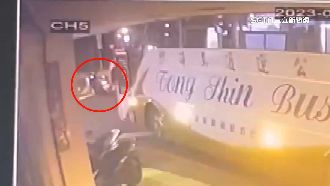 無人遊覽車逆向滑行　男徒手將車擋下