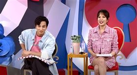 小煜（左）與天心主持《辣個女生》相當受歡迎。（三立提供）
