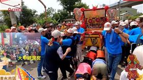 ▲大甲媽今日將回鑾大甲鎮瀾宮，鑽轎底排成壯觀人龍。（圖／大甲鎮瀾宮YT直播）