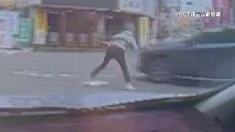 剎不及撞車！騎士翻滾後站似「鞍馬落地」